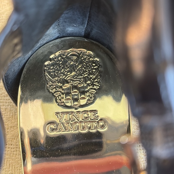 Vince Camuto black buckle sandals. 10 - Picture 5 of 7